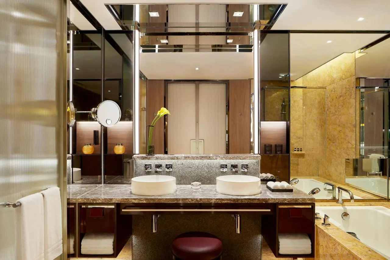 Four Seasons Hotel Hong Kong 5*,