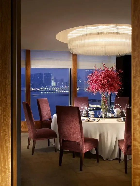Four Seasons Hotel Hong Kong 5*,